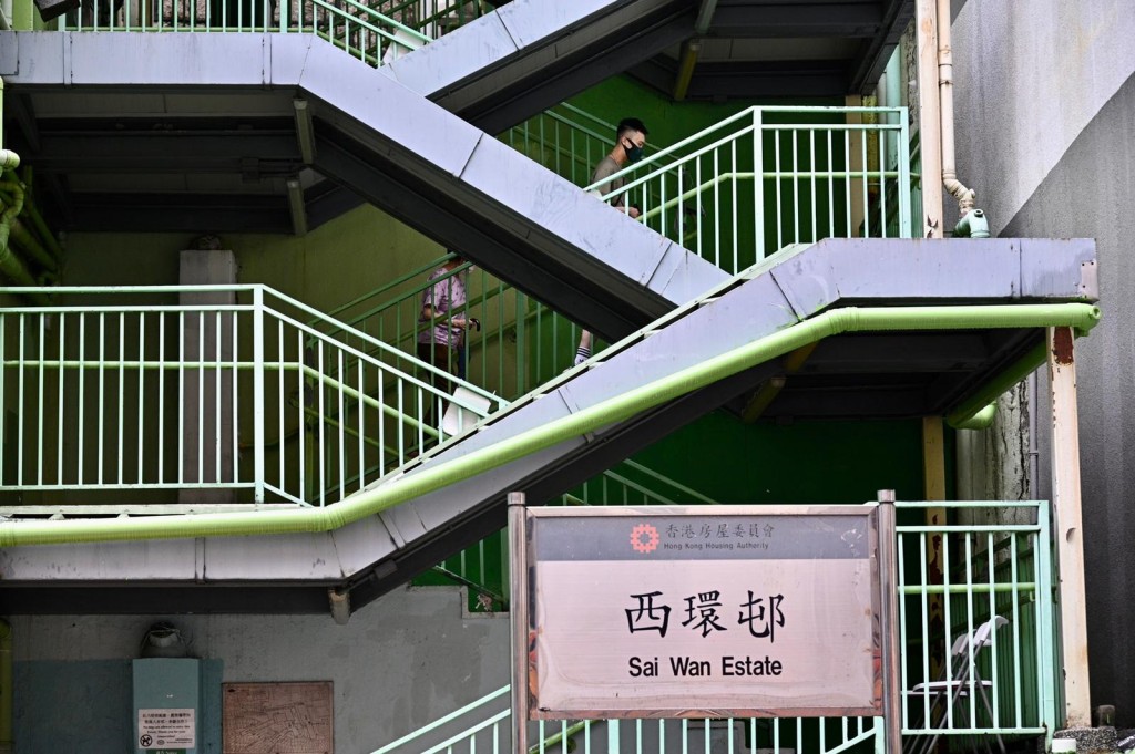 西環邨全邨昨日圍封。